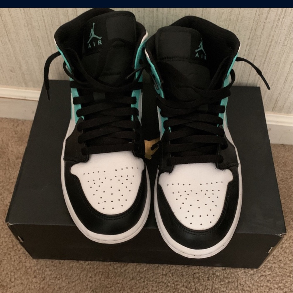 Jordan1 mids tropical twist